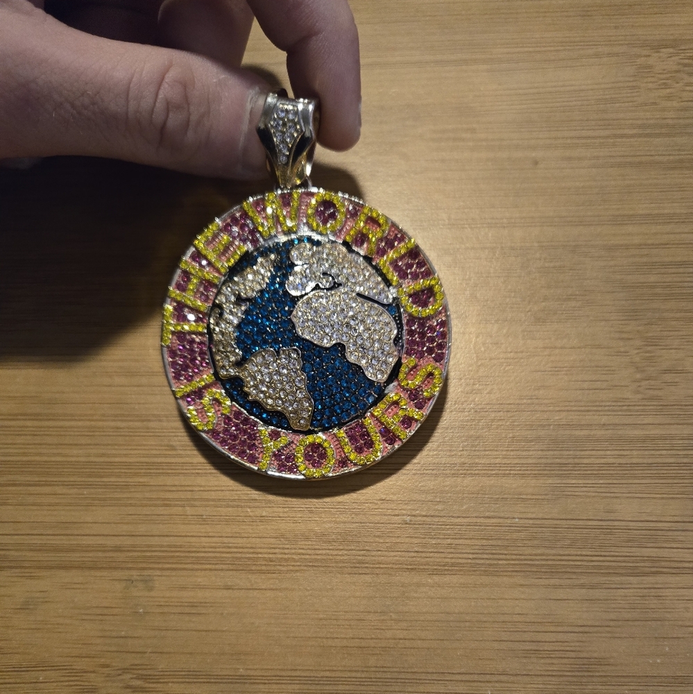 Scarface world is yours pendant